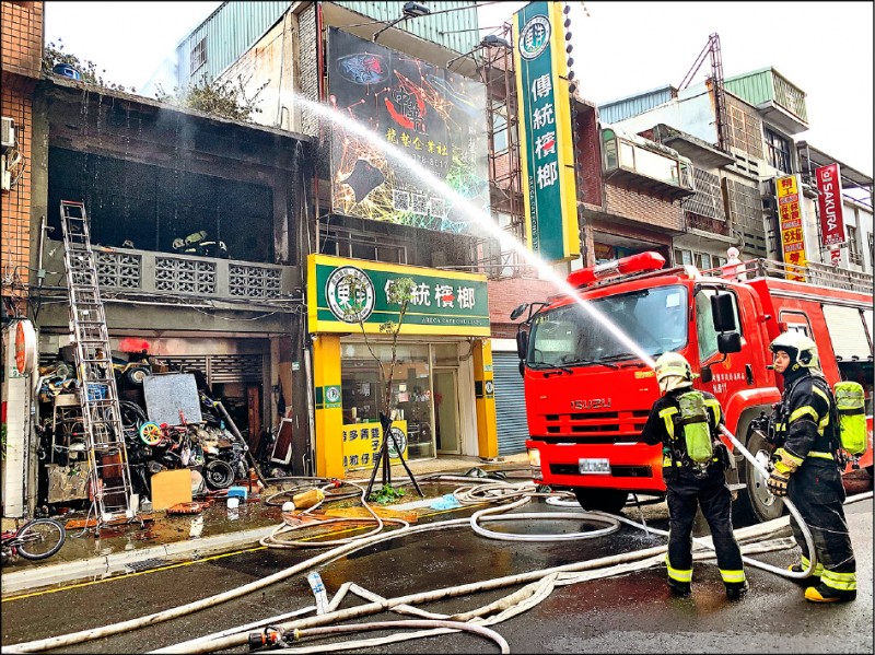 桃園市桃園區中山路上一棟民宅發生大火，屋內堆滿回收物。（記者陳恩惠翻攝）