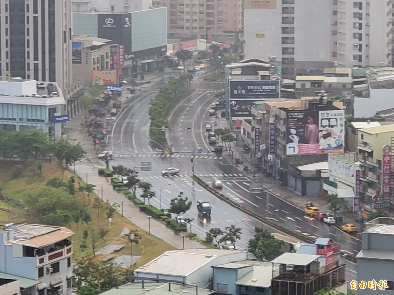 首波梅雨鋒面南下，高雄終於下雨了。（記者陳文嬋攝）