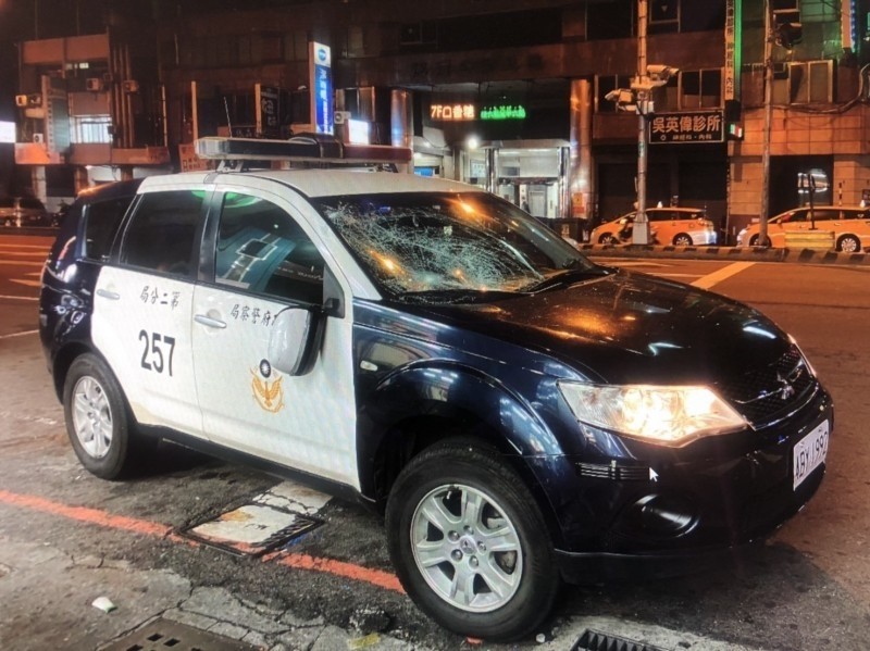 高男砸毀警車，事後賠償3萬餘元。（記者張瑞楨翻攝）