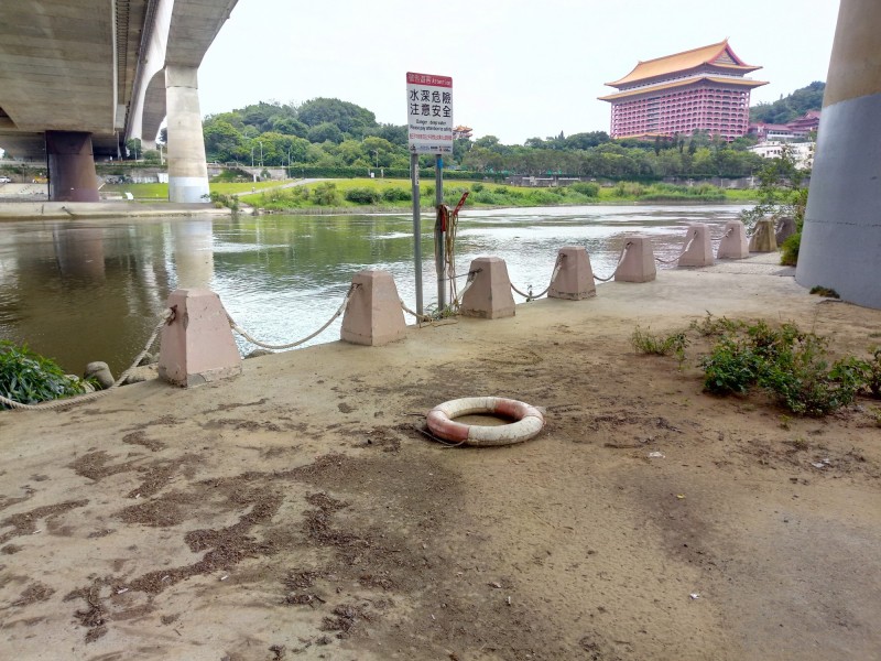 基隆河河濱公園救生設施。（王浩提供）