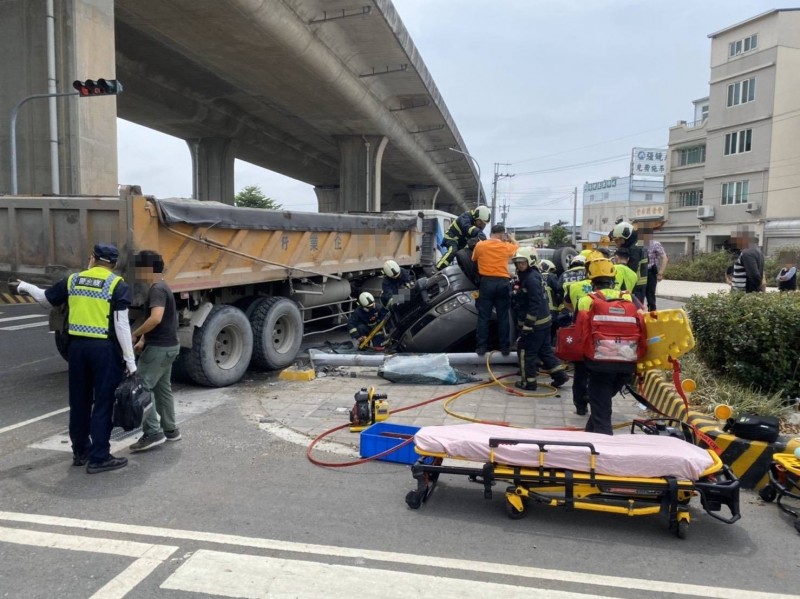 廂型車疑未依規定左轉，致砂石車剎車不及撞翻廂型車，造成廂型車上一男一女受傷。（記者歐素美翻攝）