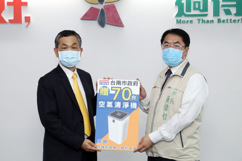 禾聯企業總經理林欽宏（左）代表送70部空氣清淨機給台南市府。（記者王俊忠翻攝）