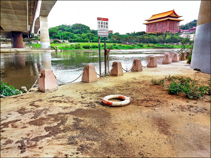 河濱公園救生圈放在地上。（王浩提供）