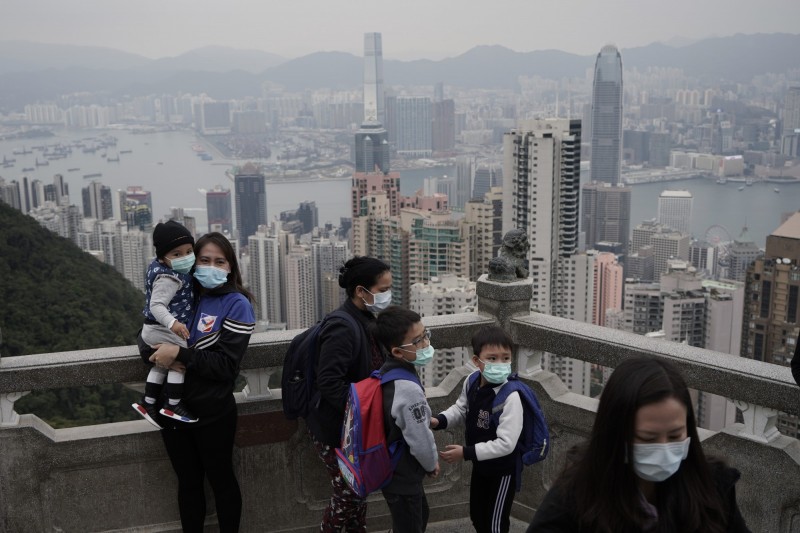 香港今天傳出1名66歲女性初步確診感染武漢肺炎，由於患者自稱沒有外遊紀錄，若獲官方證實，將打破香港連續23天沒有本土新增確診的紀錄。（美聯社）