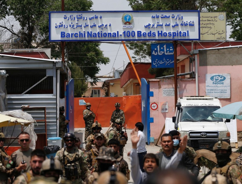阿富汗喀布爾一家醫院發生攻擊事件後，安全部隊成員在院外站崗守衛。（路透）
