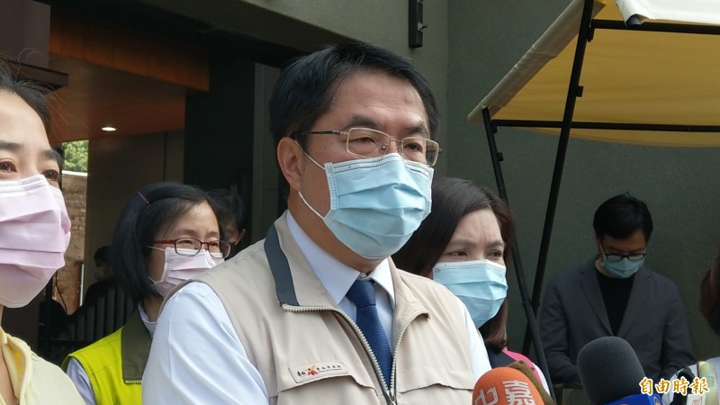 台南市長黃偉哲表示，台南市目前室內仍維持須戴口罩。（記者劉婉君攝）