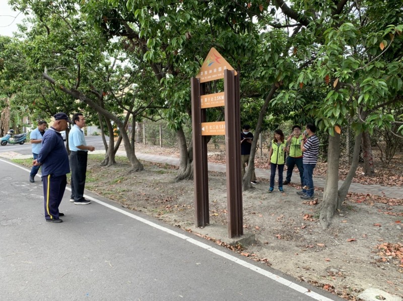 潭雅神綠園道往潭子站 2.5K處遇雨易淹，市議員周永鴻服務團隊邀觀旅局會勘研議改善。（周永鴻提供）