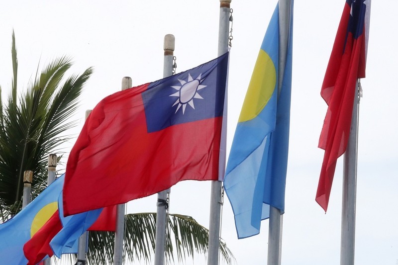 蔡總統去年出訪太平洋3友邦，首站訪問帛琉，帛琉街道布置兩國國旗。（中央社）
