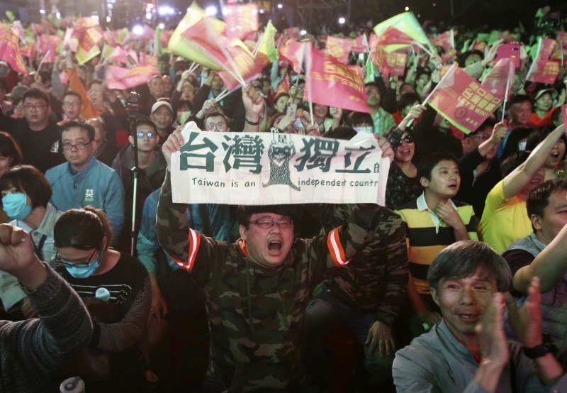 從政大選舉研究中心1992年至2019年的民調指出,台灣人的民族認同不是天上掉下來的「禮物」,有歷史發展的軌跡;而民調的意義在於,民進黨2000至2008年執政,確實強化台灣人民對民族「想像的共同體」的概念與追求。(資料照,美聯社) 從政大選舉研究中心1992年至2019年的民調指出,台灣人的民族認同不是天上掉下來的「禮物」,有歷史發展的軌跡;而民調的意義在於,民進黨2000至2008年執政,確實強化台灣人民對民族「想像的共同體」的概念與追求。(資料照,美聯社)