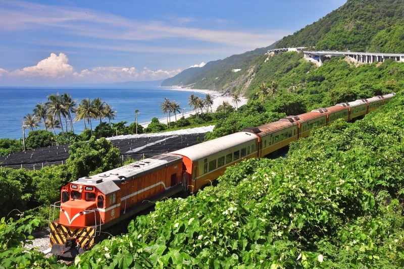 交通部長林佳龍表示，南迴鐵路電氣化全線今年底通車。（資料照）