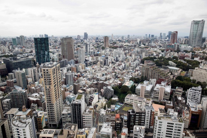 東京3歲男童為了躲避武漢肺炎疫情，父母將他送到富山市的祖父家避難，沒想到昨天在田裡遊玩時，捲到祖父的駕駛的農用曳引機輪下重傷送醫不治。圖為東京六本木街區景象。（法新社）