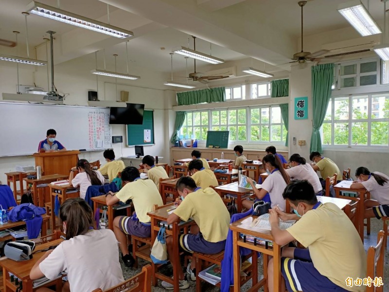 國中會考倒數，考生把握時間最後衝刺。（記者蘇孟娟攝）