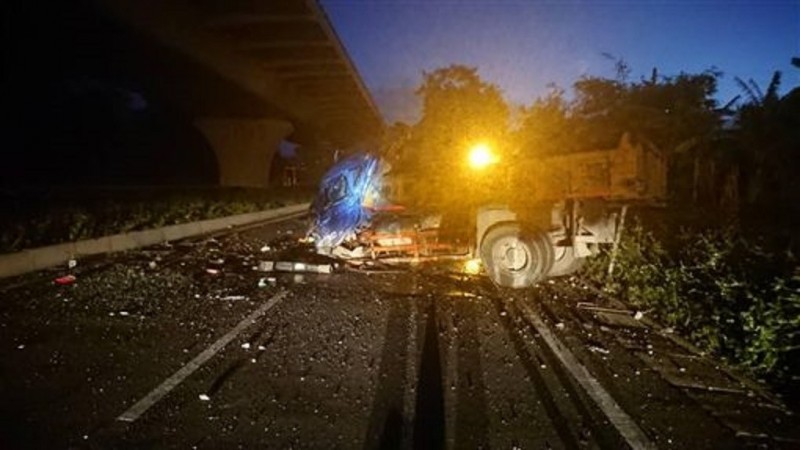 大貨車摔落高架橋。（翻攝畫面）