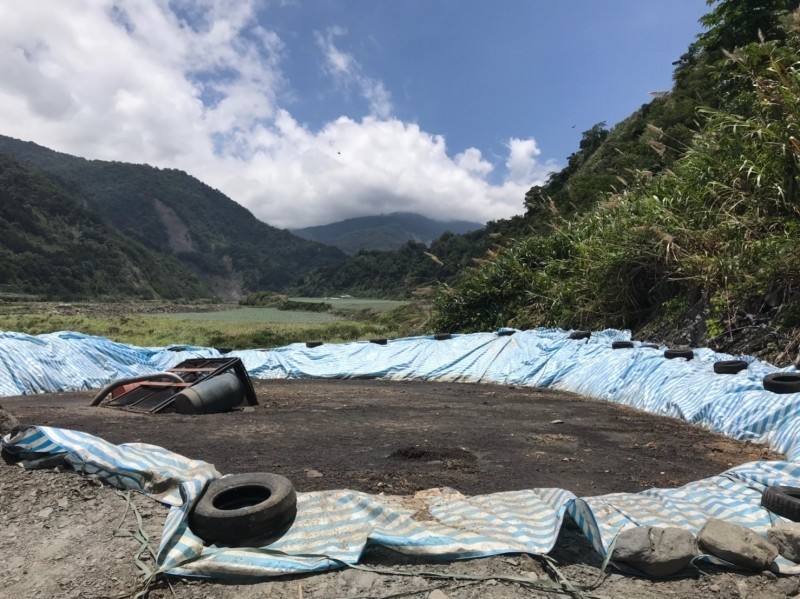 廖姓男子等人在蘭陽溪床傾倒生雞糞，散發重重臭氣，宜蘭地方法院審結，依違反廢棄物清理法等罪，判廖男等人1年半至1年不等徒刑。（記者張議晨翻攝）