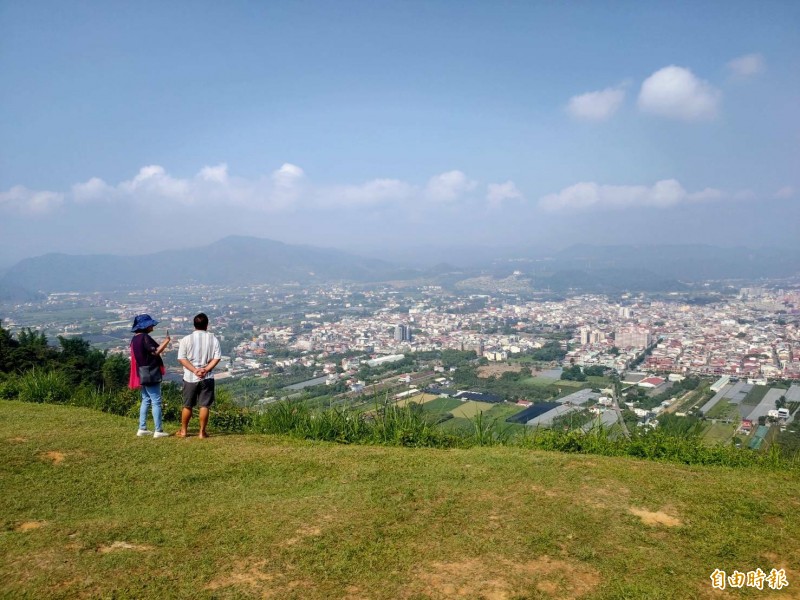 埔里鎮虎頭山頂國產署土地，原本計劃要施設圍籬，地方質疑影響整體景觀，國產署今天決定不建了。（記者佟振國攝）