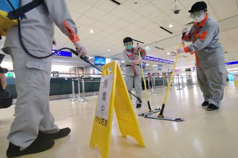 圖為桃園機場消毒畫面。（資料照）