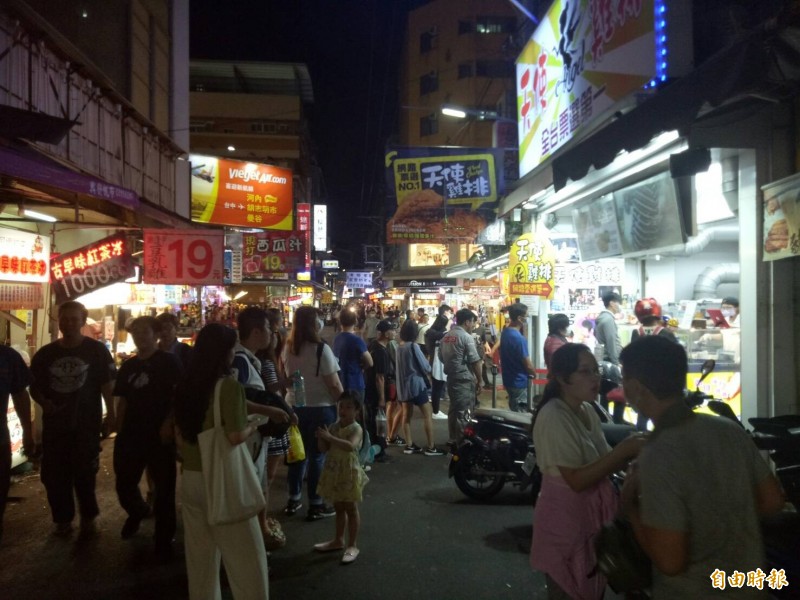 逢甲夜市昨夜人潮漸增。（記者張軒哲攝）