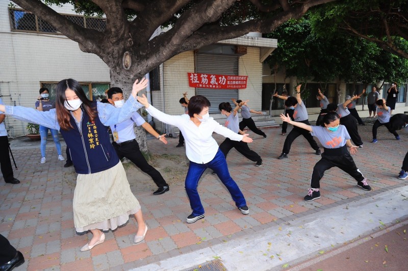 中市校園今起假日解封  盧秀燕陪民眾打氣功