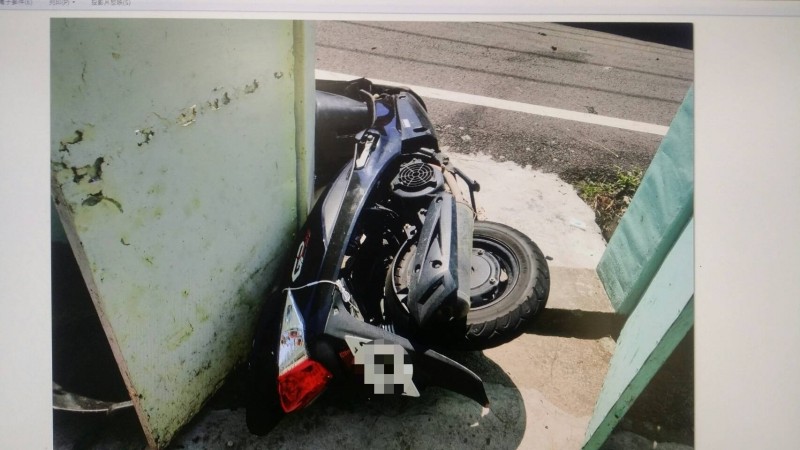 機車遭撞「破門而入」撞入民宅,驚人影片曝光(記者蔡政珉翻攝) 機車遭撞「破門而入」撞入民宅,驚人影片曝光(記者蔡政珉翻攝)