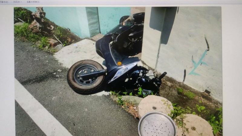機車遭撞「破門而入」撞入民宅,驚人影片曝光(記者蔡政珉翻攝) 機車遭撞「破門而入」撞入民宅,驚人影片曝光(記者蔡政珉翻攝)