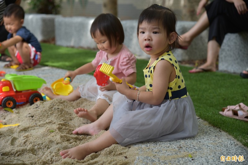 109學年度幼兒園增班較去年減少，兩歲專班只增兩班，讓家長大嘆窄門難進。（記者何玉華攝）