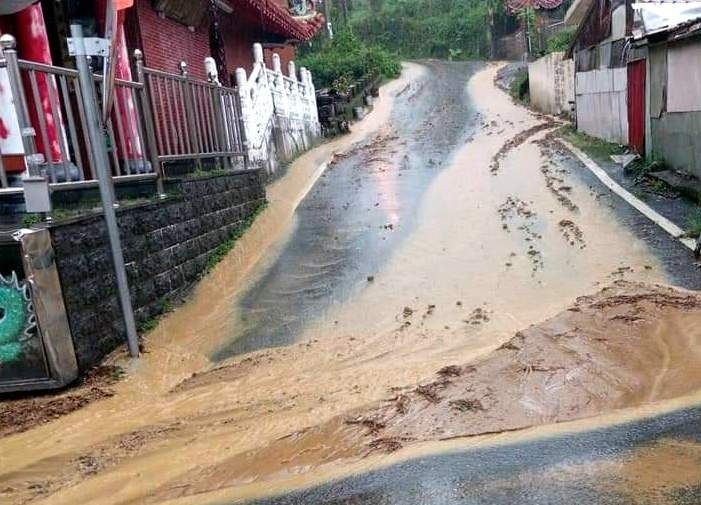 南投縣鹿谷鄉凍頂巷因豪大雨釀成土石流，交通一度受阻。（記者謝介裕翻攝）