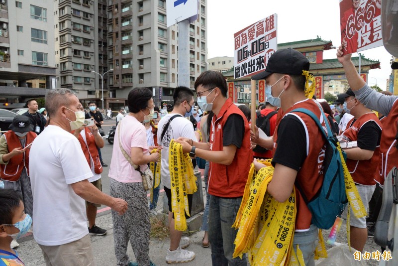 基進黨新聞部副主任張博洋傍晚在七賢路底發放黃絲帶。（記者許麗娟攝）