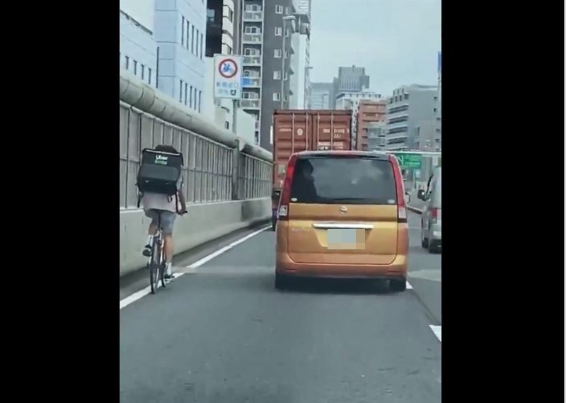 日本網友在推特指出，12日有外送員騎單車誤闖首都高速公路。（圖擷自推特）