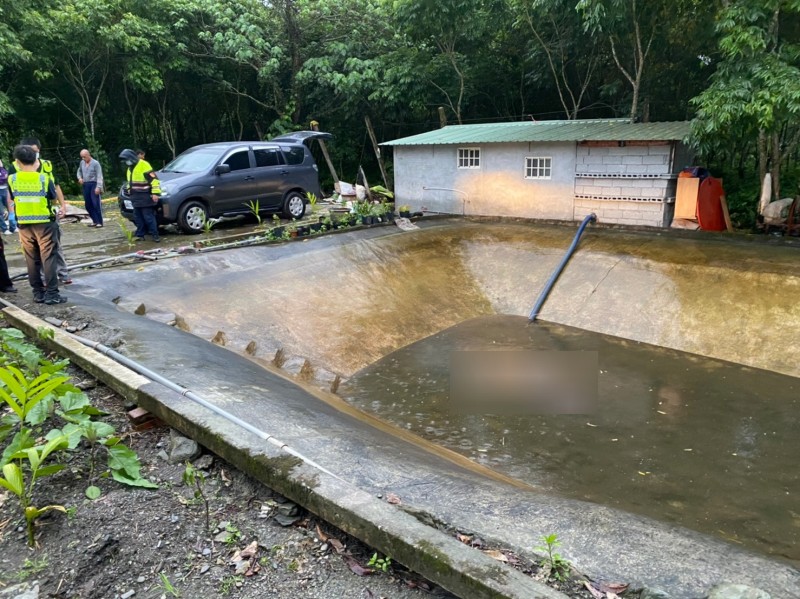 花蓮縣壽豐鄉白鮑溪一處農用工寮，昨下午近5時傳出溺水意外，1名56歲吳姓水電工在架設水電管路時，疑施工不慎跌落一旁深約2米半的蓄水池，盧姓地主發現後趕緊通報警消到場，但吳男已身體僵硬、明顯死亡。（記者王峻祺翻攝）