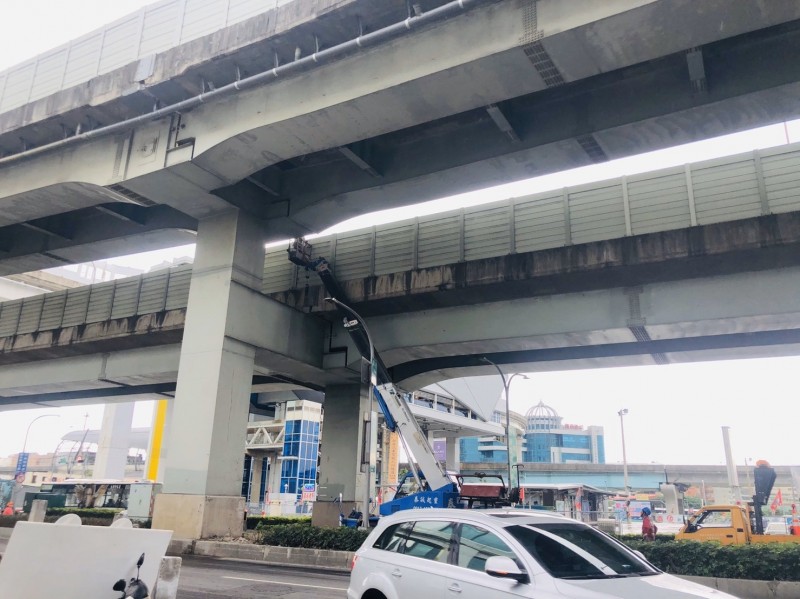 台一線高架橋今年3月更換伸縮縫時，未將混凝土石塊清除完成，最近下起「石頭雨」。（新北工務局提供）