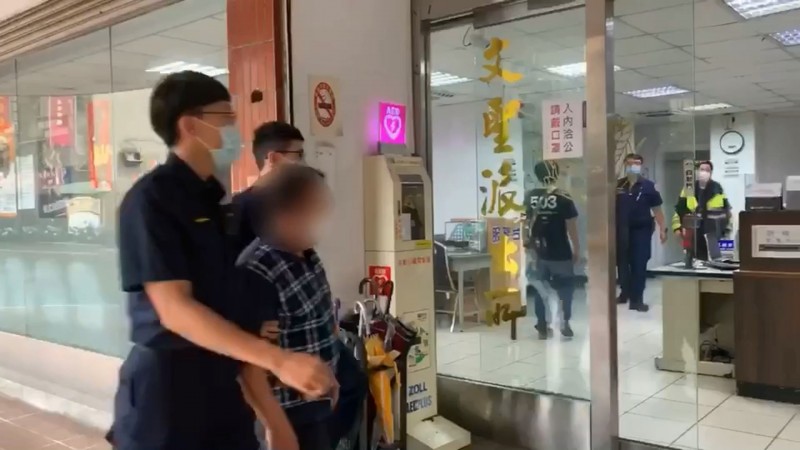 張姓男子被警方逮回警所。（記者徐聖倫翻攝）