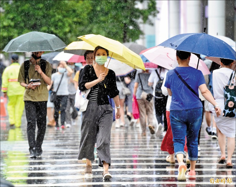 輕颱黃蜂發海警 東部、南部防雷雨