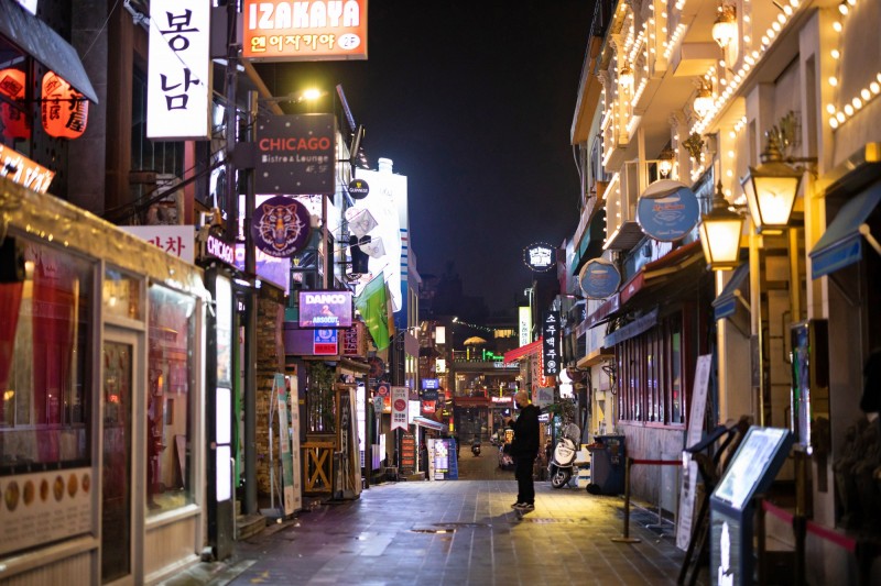 南韓首爾梨泰院夜店發生武漢肺炎（新型冠狀病毒病，COVID-19）群聚感染，相關確診病例迄今已168例。（彭博）