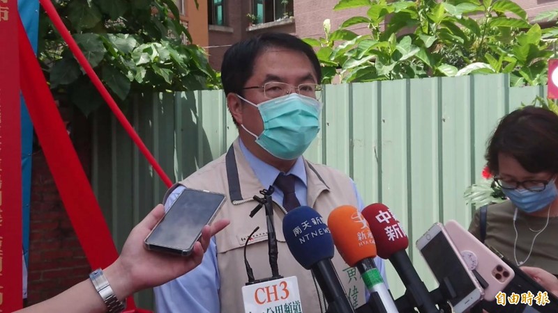 對於衛褔部長提到健保費漲價議題，台南市長黃偉哲今日受訪直言，這考驗人性，進入「深水區」要小心。（記者洪瑞琴攝）