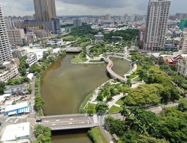 愛河龍心橋河段降雨後優養化變色現象。（記者陳文嬋翻攝）