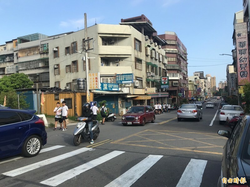 新竹市食品路到學府路的沿線學校有六所，卻沒有適當的通學步道，市府爭取2245萬元，將新闢通學步道，要實現步行城市目標。（記者洪美秀攝）