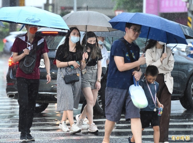 氣象專家彭啟明預估，這波鋒面大致可分為兩波降雨，且一波比一波強，雨勢有機會一路下到月底。（資料照）