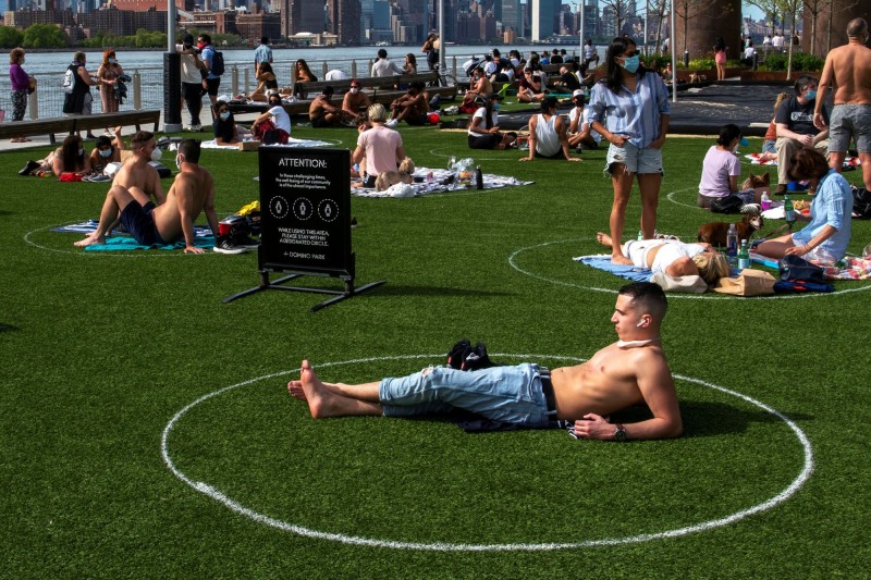 近日美國紐約的天氣溫暖和煦，許多民眾上週到紛紛出外曬曬太陽、放鬆心情。（路透）