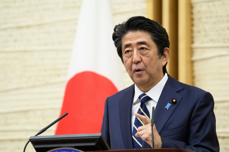 日本首相安倍晉三因《檢察廳法》修正案與對武漢肺炎（新型冠狀病毒病，COVID-19）病毒的緩慢反應，支持率大幅下降。（路透）