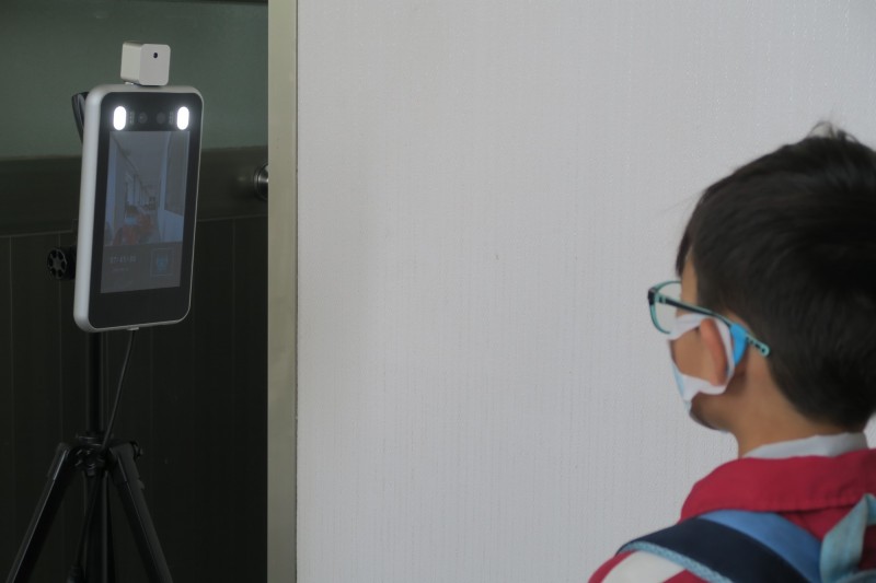 南陽國小啟用的智慧辨識額溫機，學童對準儀器，2秒就能完成偵測，大幅縮短時間。（陳清龍服務處提供）