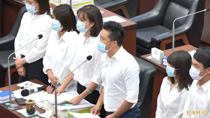 國民黨高市議員鍾易仲追問韓國瑜,那些政見需調整。(記者李惠洲攝) 國民黨高市議員鍾易仲追問韓國瑜,那些政見需調整。(記者李惠洲攝)