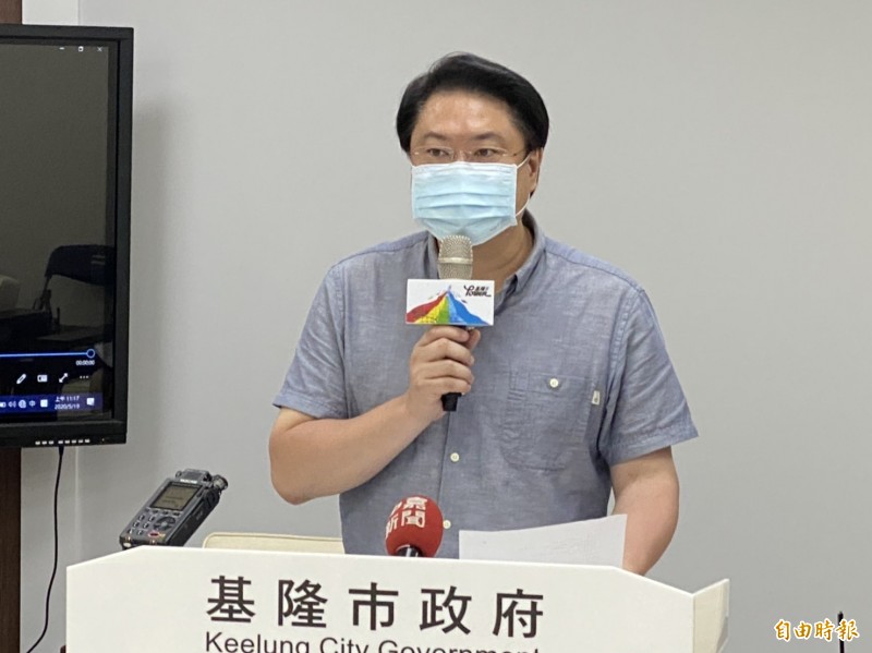 基隆市長林右昌今天宣布，由於疫情趨緩，金鷹獎頒獎典禮7月1日如期舉辦，但是將分批辦理金鷹獎得主頒獎與市長合照事宜；畢旅與畢典也將授權各校妥善規劃後舉辦。（記者俞肇福攝）