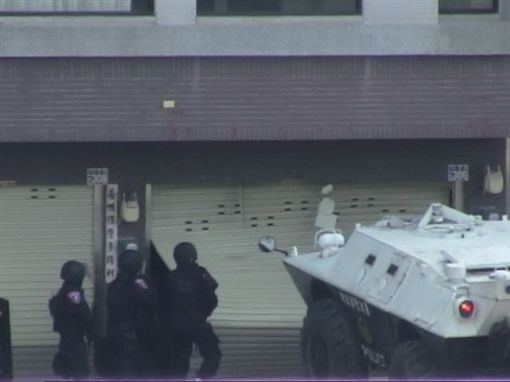 當年圍捕張錫銘，警方使用跟國軍調撥來的V-150裝甲車。（翻攝自CIB局長室）
