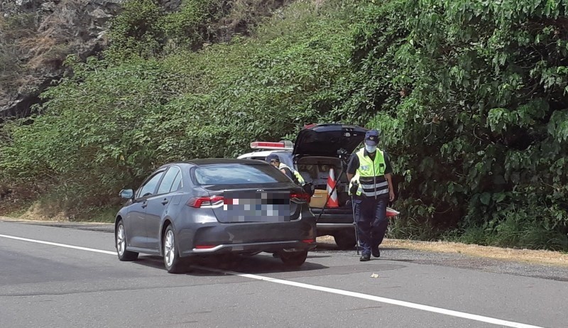 除了固定桿，警車也會機動執行測速。（記者黃明堂攝）