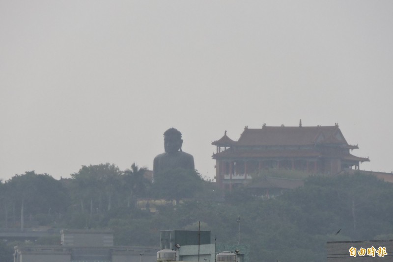 彰化縣全天都是陰雨天，連八卦山大佛都在一片陰霾中。（記者林良哲攝）