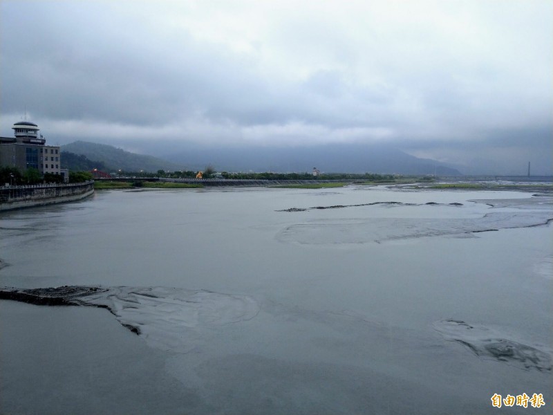 受惠近日梅雨降雨，集集攔河堰濁水溪本流水量增加，可挹注下游彰化、雲林農水需求，減輕上游日月潭水庫供水壓力。（記者劉濱銓攝）