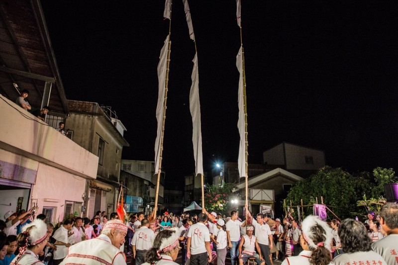 牽田祭為道卡斯族慶豐收的年度重要祭儀，逢農曆八月十五日前後舉辦，族人於晚間在寬廣空地唱著祭歌牽手踏步至深夜，凝聚情感並延續傳統。（記者鄭名翔翻攝）