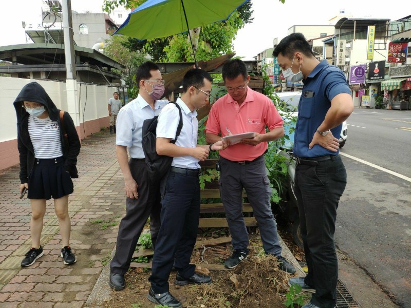 台南市教育局請樹木醫生會勘，以釐清路樹倒塌原因。（台南市教育局提供）