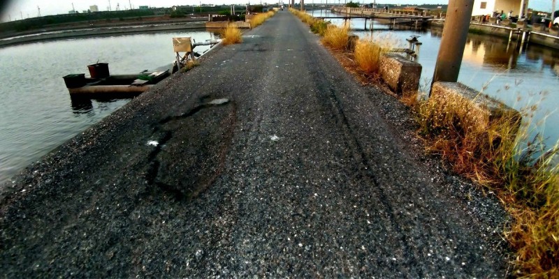 雲林口湖鄉?梧大排湖口村段兩側防汛道路殘破不堪，村民進出險象環生。（記者黃淑莉翻攝）