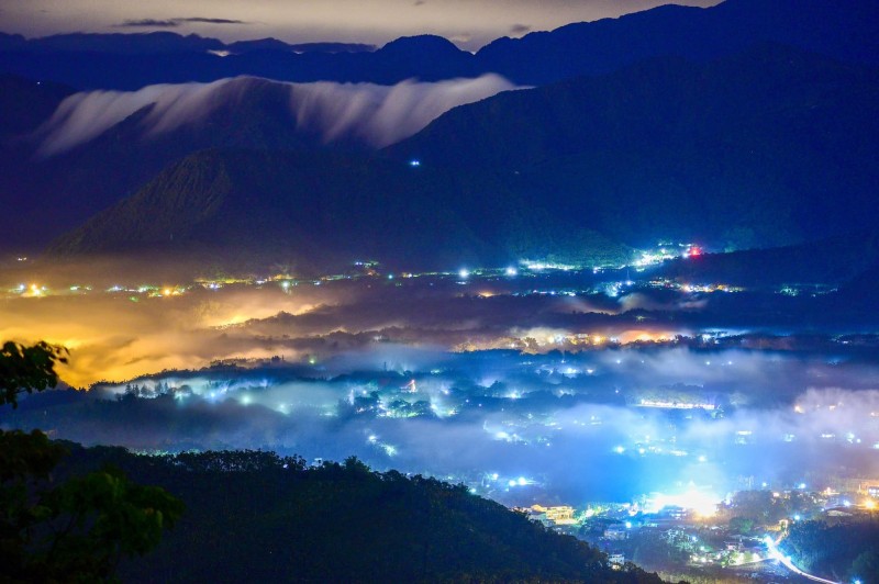 受梅雨鋒面滯留影響，日月潭風景區金龍山可看見「雲瀑、琉璃光」同時出現的美景。（陳琪元提供）